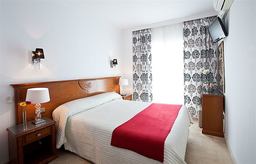 โอสตัล อาบริล Hotel เนร์คา ภายนอก รูปภาพ